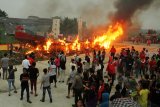 Sejumlah warga menyaksikan ritual pembakaran replika kapal arwah atau wangkang pada puncak pelaksanaan sembahyang kubur di Komplek Pemakaman Yayasan Bhakti Suci, Kabupaten Kubu Raya, Sabtu (25/8). Ritual bakar Wangkang tersebut merupakan tradisi warga Tionghoa Kalbar yang telah berlangsung lebih dari 100 tahun. FOTO ANTARA/Hs Putra/jhw/18