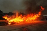 Kobaran api membakar Wangkang atau kapal pengangkut arwah leluhur pada puncak pelaksanaan sembahyang kubur di Komplek Pemakaman Yayasan Bhakti Suci, Kabupaten Kubu Raya, Sabtu (25/8). Ritual bakar Wangkang tersebut merupakan tradisi warga Tionghoa Kalbar yang telah berlangsung lebih dari 100 tahun. FOTO ANTARA/Hs Putra/jhw/18


