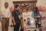 Gubernur DKI Jakarta Anies Baswedan (kedua kanan) menyerahkan kartu akses TransJakarta khusus wartawan kepada perwakilan jurnalis, disaksikan Ketua Panitia Pelaksana Asian Games 2018 (INASGOC) Erick Thohir (kedua kiri) dan Direktur Utama PT Transportasi Jakarta (TransJakarta) Budi Kaliwono (kiri) di Ruang Balairung Balaikota DKI Jakarta, Jakarta, Senin (13/8/2018). INASGOC, PT TransJakarta dan Gubernur DKI Jakarta memberikan fasilitas gratis bagi 5.000 wartawan yang memiliki akreditasi Asian Games untuk menggunakan transportasi TransJakarta selama 10 Agustus-15 September 2018. ANTARA FOTO/Muhammad Adimaja/kye/18