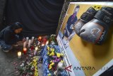 Seorang penggemar almarhum Deradjat Ginandjar Koesmayadi memanjatkan doa saat acara 