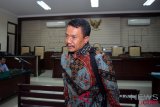 Terdakwa Bupati Jombang nonaktif Nyono Suherly Wihandoko meninggalkan ruang sidang seusai menjalani sidang tuntutan kasus suap perizinan dan pengurusan penempatan jabatan di Pemkab Jombang di Pengadilan Tindak Pidana Korupsi (Tipikor) Juanda, Sidoarjo, Jawa Timur, Selasa (21/8/2018). Jaksa penuntut umum menuntut Nyono Suharli Wihandoko dengan pidana selama delapan tahun penjara dan denda Rp300 juta dengan subsider kurungan selama tiga bulan. (ANTARA FOTO/Umarul Faruq)