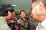 Terdakwa Bupati Jombang nonaktif Nyono Suherly Wihandoko (tengah) meninggalkan ruang sidang seusai menjalani sidang tuntutan kasus suap perizinan dan pengurusan penempatan jabatan di Pemkab Jombang di Pengadilan Tindak Pidana Korupsi (Tipikor) Juanda, Sidoarjo, Jawa Timur, Selasa (21/8). Jaksa penuntut umum menuntut Nyono Suharli Wihandoko dengan pidana selama delapan tahun penjara dan denda Rp300 juta dengan subsider kurungan selama tiga bulan. Antara Jatim/Umarul Faruq/zk/18