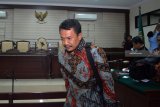 Terdakwa Bupati Jombang nonaktif Nyono Suherly Wihandoko (tengah) meninggalkan ruang sidang seusai menjalani sidang tuntutan kasus suap perizinan dan pengurusan penempatan jabatan di Pemkab Jombang di Pengadilan Tindak Pidana Korupsi (Tipikor) Juanda, Sidoarjo, Jawa Timur, Selasa (21/8). Jaksa penuntut umum menuntut Nyono Suharli Wihandoko dengan pidana selama delapan tahun penjara dan denda Rp300 juta dengan subsider kurungan selama tiga bulan. Antara Jatim/Umarul Faruq/zk/18