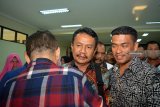 Terdakwa Bupati Jombang nonaktif Nyono Suherly Wihandoko (tengah) meninggalkan ruang sidang seusai menjalani sidang tuntutan kasus suap perizinan dan pengurusan penempatan jabatan di Pemkab Jombang di Pengadilan Tindak Pidana Korupsi (Tipikor) Juanda, Sidoarjo, Jawa Timur, Selasa (21/8). Jaksa penuntut umum menuntut Nyono Suharli Wihandoko dengan pidana selama delapan tahun penjara dan denda Rp300 juta dengan subsider kurungan selama tiga bulan. Antara Jatim/Umarul Faruq/zk/18