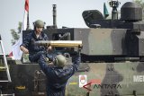 Awak dari medium tank buatan PT. Pindad mengisi ulang amunisi saat melakukan uji tembak di lapangan infanteri, Cipatat, Kabupaten Bandung Barat, Jawa Barat, Senin (27/8). PT. Pindad bekerjasama dengan NSS Turki melakukan uji tembak medium tank sebagai proses sertifikasi untuk mengetahui kemampuan tembak dan akan diperkenalkan kepada masyarakat November mendatang. ANTARA JABAR/Raisan Al Farisi/agr/18