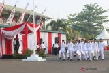 Sejumlah pegawai BUMN dan peserta Siswa Mengenal Nusantara (SMN) 2018 mengikuti upacara bendera dalam rangka HUT ke-73 Republik Indonesia di Kantor KONI Kalbar di Pontianak, Jumat (17/8). ANTARA FOTO/Jessica Helena Wuysang/18