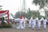 Sejumlah pegawai BUMN dan peserta Siswa Mengenal Nusantara (SMN) 2018 mengikuti upacara bendera dalam rangka HUT ke-73 Republik Indonesia di Kantor KONI Kalbar di Pontianak, Jumat (17/8). ANTARA FOTO/Jessica Helena Wuysang/18