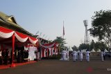 Sejumlah pegawai BUMN dan peserta Siswa Mengenal Nusantara (SMN) 2018 mengikuti upacara bendera dalam rangka HUT ke-73 Republik Indonesia di Kantor KONI Kalbar di Pontianak, Jumat (17/8). ANTARA FOTO/Jessica Helena Wuysang/18