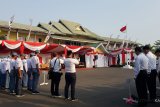 Sejumlah pegawai BUMN dan peserta Siswa Mengenal Nusantara (SMN) 2018 mengikuti upacara bendera dalam rangka HUT ke-73 Republik Indonesia di Kantor KONI Kalbar di Pontianak, Jumat (17/8). ANTARA FOTO/Jessica Helena Wuysang/18