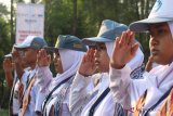 Sejumlah pegawai BUMN dan peserta Siswa Mengenal Nusantara (SMN) 2018 mengikuti upacara bendera dalam rangka HUT ke-73 Republik Indonesia di Kantor KONI Kalbar di Pontianak, Jumat (17/8). ANTARA FOTO/Jessica Helena Wuysang/18