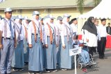 Sejumlah pegawai BUMN dan peserta Siswa Mengenal Nusantara (SMN) 2018 mengikuti upacara bendera dalam rangka HUT ke-73 Republik Indonesia di Kantor KONI Kalbar di Pontianak, Jumat (17/8). ANTARA FOTO/Jessica Helena Wuysang/18