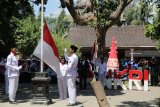 Petugas mengibarkan bendera merah putih saat upacara bendera di Situs Persada Soekarno, Desa Pojok, Kediri, Jawa Timur, Sabtu (18/8). Upacara bendera di rumah masa kecil Bung Karno tersebut guna memperingati berdirinya Negara Republik Indonesia pada tanggal 18 Agustus 1945. Antara Jatim/Prasetia Fauzani/mas/18.