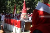 Warga mengikuti upacara bendera di Situs Persada Soekarno, Desa Pojok, Kediri, Jawa Timur, Sabtu (18/8). Upacara bendera di rumah masa kecil Bung Karno tersebut guna memperingati berdirinya Negara Republik Indonesia pada tanggal 18 Agustus 1945. Antara Jatim/Prasetia Fauzani/mas/18.