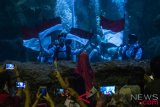 Sejumlah penyelam mengibarkan bendera Merah Putih saat peringatan HUT Ke-73 RI di dalam akuarium utama Seaworld Ancol, Jakarta, Jumat (17/8/2018). (ANTARA FOTO/Aprillio Akbar)