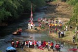 Warga mengikuti upacara pengibaran bendera Merah Putih di Sungai Ciliwung, Depok, Jawa Barat, Jumat (17/8/2018). Kegiatan yang diselenggarakan Komunitas Ciliwung Depok tersebut dalam rangka memperingati HUT ke-73 Kemerdekaan Republik Indonesia. (ANTARA /Yulius Satria Wijaya)