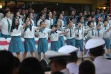 Paduan suara dari sekolah tiga bahasa Xin Zhong Surabaya menyanyikan lagu perjuangan saat mengikuti upacara bendera Hari Kemerdekaan ke-73 RI di Surabaya, Jawa Timur, Jumat (17/8). Antara Jatim/Moch Asim/18.