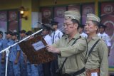 Warga dari Paguyuban Masyarakat Tionghoa Surabaya membacakan Teks Pancasila saat mengikuti upacara bendera Hari Kemerdekaan ke-73 RI di Surabaya, Jawa Timur, Jumat (17/8). Antara Jatim/Moch Asim/18.