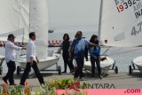 Presiden Joko Widodo (kedua kiri) didampingi Menteri PUPR Basuki Hadimuldjono (kiri) meninjau venue layar di Pantai Ancol, Jakarta, Senin (6/8/2018). Presiden mengatakan venue layar siap digunakan pada Asian Games 2018 serta berharap tim layar dapat memperoleh dua medali emas. (ANTARA /Wahyu Putro A)