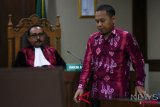 Terdakwa perantara suap untuk Bupati Hulu Sungai Tengah, Abdul Basit menjalani sidang putusan di Pengadilan Tipikor, Jakarta, Senin (13/8/2018). Majelis Hakim menjatuhi vonis empat tahun penjara dan denda Rp200 juta subsider dua bulan kurungan terhadap Abdul Basit karena terbukti melakukan tindak pidana korupsi. (ANTARA FOTO/Hafidz Mubarak A) 