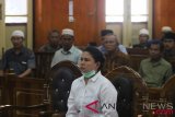 Terdakwa kasus penistaan agama, Meliana mengikuti sidang dengan agenda pembacaan putusan, di Pengadilan Negeri Medan, Sumatera Utara, Selasa (21/8/2018). Meliana divonis satu tahun enam bulan penjara terkait kasus penistaan agama yang memicu kerusuhan bernuansa SARA di Tanjung Balai, Sumatera Utara pada akhir Juli 2016. (ANTARA FOTO/Irsan Mulyadi)