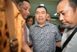 Terdakwa Walikota nonaktif Malang, Mochamad Anton (tengah) meningggalkan ruang seusai menjalani sidang putusan kasus suap anggota DPRD Kota Malang di Pengadilan Tindak Pidana Korupsi (Tipikor) Juanda, Sidoarjo, Jawa Timur, Jumat (10/8). Majelis hakim menjatuhkan vonis Mochamad Anton dengan pidana selama dua tahun penjara dan denda Rp200 juta dengan subsider kurungan selama empat bulan dan pencabutan hak politik selama dua tahun. Antara Jatim/Umarul Faruq/18