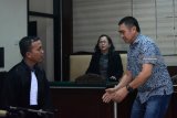 Terdakwa Walikota nonaktif Malang, Mochamad Anton (kanan) meningggalkan ruang seusai menjalani sidang putusan kasus suap anggota DPRD Kota Malang di Pengadilan Tindak Pidana Korupsi (Tipikor) Juanda, Sidoarjo, Jawa Timur, Jumat (10/8). Majelis hakim menjatuhkan vonis Mochamad Anton dengan pidana selama dua tahun penjara dan denda Rp200 juta dengan subsider kurungan selama empat bulan dan pencabutan hak politik selama dua tahun. Antara jatim/Umarul Faruq/18