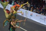 Peserta mengikuti Wonderful Artchipelago Carnival Indonesia (WACI) dalam rangkaian Jember Fashion Carnaval di Jember, Jawa Timur, Sabtu (11/8). WACI merupakan karnaval yang diikuti sejumlah provinsi di Indonesia mengangkat keberagaman dan kekayaan nusantara, serta mempromosikan pariwisata masing-masing daerah. Antara Jatim/Seno/18.