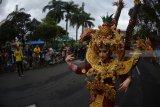 Peserta mengikuti Wonderful Artchipelago Carnival Indonesia (WACI) dalam rangkaian Jember Fashion Carnaval di Jember, Jawa Timur, Sabtu (11/8). WACI merupakan karnaval yang diikuti sejumlah provinsi di Indonesia mengangkat keberagaman dan kekayaan nusantara, serta mempromosikan pariwisata masing-masing daerah. Antara Jatim/Seno/18.