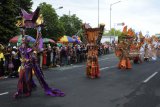 Peserta mengikuti Wonderful Artchipelago Carnival Indonesia (WACI) dalam rangkaian Jember Fashion Carnaval di Jember, Jawa Timur, Sabtu (11/8). WACI merupakan karnaval yang diikuti sejumlah provinsi di Indonesia mengangkat keberagaman dan kekayaan nusantara, serta mempromosikan pariwisata masing-masing daerah. Antara Jatim/Seno/18.