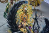 Peserta mengikuti Wonderful Artchipelago Carnival Indonesia (WACI) dalam rangkaian Jember Fashion Carnaval di Jember, Jawa Timur, Sabtu (11/8). WACI merupakan karnaval yang diikuti sejumlah provinsi di Indonesia mengangkat keberagaman dan kekayaan nusantara, serta mempromosikan pariwisata masing-masing daerah. Antara Jatim/Seno/18.