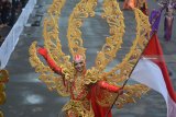 Peserta mengikuti Wonderful Artchipelago Carnival Indonesia (WACI) dalam rangkaian Jember Fashion Carnaval di Jember, Jawa Timur, Sabtu (11/8). WACI merupakan karnaval yang diikuti sejumlah provinsi di Indonesia mengangkat keberagaman dan kekayaan nusantara, serta mempromosikan pariwisata masing-masing daerah. Antara Jatim/Seno/18.