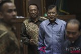 Wakil Presiden Jusuf Kalla (kanan) berbincang dengan pemohon sidang Peninjauan Kembali (PK) Jero Wacik (kiri) usai memberikan kesaksian di Pengadilan Negeri Jakarta Pusat, Jakarta, Senin (13/8/2018). Mantan Menteri ESDM Jero Wacik menghadirkan Jusuf Kalla sebagai saksi dalam sidang PK dirinya. ANTARA FOTO/Riki Nugraha/hma/aww/18. 