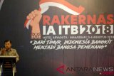     Wakil Presiden Jusuf Kalla memberikan sambutan saat menghadiri Rapat Kerja Nasional (Rakernas) Alumni ITB di Makassar, Sulawesi Selatan, Sabtu (4/8/2018). Rakernas yang mengangkat tema 'Dari Timur Indonesia Bangkit Menjadi Bangsa Pemenang' tersebut dihadiri sejumlah alumni ITB dari seluruh Indonesia. ANTARA FOTO/Abriawan Abhe/wsj.