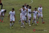 Pesepak bola Bali United, Ilija Spasojevic berekspresi bersama rekannya setelah berhasil mengalahkan tuan rumah Perseru dalam pertandingan Sepak Bola Liga 1 2018 di Stadion Marora, Serui, Papua, Jumat (10/8). Bali United mengalahkan Perserui dengan skor 2-1. Antaranews Bali/Bali United FC/2018