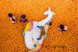 Pengunjung berfoto di arena wisata Centrum Million Balls, Bandung, Jawa Barat, Sabtu (25/8). Centrum Million Balls yang menawarkan konsep wahana foto selfie serta permainan bagi anak dan dewasa tersebut menjadi alternatif wisata liburan di akhir pekan bersama keluarga. ANTARA JABAR/Nurul Ramadhan/agr/18