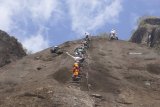 Pengunjung memanjat tebing di jalur pendakian Via Ferrata yang telah diberi sarana pengaman khusus di Gunung Sepikul, Trenggalek, Jawa Timur, Rabu (15/8). Wisata ekstrem Via Ferrata di tebing Gunung Sepikul dengan ketinggian mencapai 225 meter dari permukaan tanah (ground zero) itu merupakan yang kedua di Indonesia setelah objek wisata minat khusus sejenis di Gunung Parang, Purwakarta Jawa Tengah yang diklaim memiliki ketinggian hingga 400 meter. Antara Jatim/Destyan Sujarwoko/mas/18.