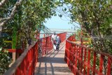 Pengunjung menikmati panorama pantai dan hutan mangrove di Pantai Talang Siring, Pamekasan, Jawa Timur, Minggu (19/8). Pemerintah mengembangkan hutan mangrove guna meningkatkan kunjungan di kawasan wisata pantai tersebut. Antara Jatim/Saiful Bahri/mas/18.