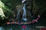 Wisatawan menikmati wahana permainan air 'river tubing' di sungai Santirah, Desa Selasari, Kabupaten Pangandaran, Jawa Barat, Kamis (2/8/2018). Wisata Santirah dikelola oleh Desa Selasari bekerjasama dengan Karang Taruna Santirah dengan menawarkan jalur sungai melewati gua sepanjang 1,5 kilometer dengan tarif Rp125.000 per orang. (ANTARA FOTO/Adeng Bustomi/foc)
