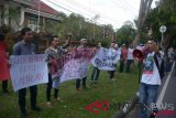 Warga yang tergabung dalam solidaritas rakyat tolak PLTU melakukan aksi di depan PTUN Denpasar, Kamis (16/8/2018). Mereka warga Desa Celukanbawang, Buleleng, yang menolak PLTU dan meminta pencabutan SK Gubernur Bali tentang izin lingkungan PLTU Celukanbawang tahap dua 2x330 MW. (ANTARA FOTO/Wira Suryantala/wdy/2018) 