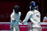 Atlet anggar putri Indonesia Sutrisni S (kiri) bertanding melawan atlet India Dutta Jyotika dalam babak penyisihan Epee Beregu Putri Asian Games 2018 di Jakarta Convention Centre (JCC) Cenderawasih. Jakarta, Jumat (24/8/2018). (ANTARA FOTO/INASGOC/Gholib) 