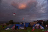 Bangun Tenda Di Pematang Sawah