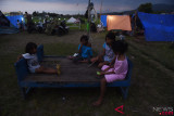 Bangun Tenda Di Pematang Sawah