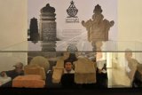Pengunjung mengamati artefak peninggalan Kerajaan Aceh Darussalam abad XVIII saat pameran di Museum Aceh, Banda Aceh, Selasa (7/9). Pameran yang menampilkan sejumlah artefak, dirham hingga senjata tradisional masa kerajaan Aceh itu merupakan rangkaian dari kegiatan Pekan Kebudayaan Aceh VII yang berlangsung 5 - 15 Agustus. (ANTARA FOTO/Ampelsa/aww/18)