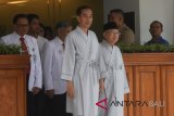 Bakal capres cawapres Pilpres 2019, Joko Widodo (kiri) dan Ma'ruf Amin (kanan) berjalan keluar ruangan usai pemeriksaan awal tes kesehatan di RSPAD, Jakarta, Minggu (12/8/2018). (ANTARA FOTO/Akbar Nugroho Gumay/wdy/2018)