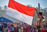 Sejumlah pengungsi korban gempa bumi mengikuti apel bendera peringatan HUT ke-73 RI di Posko Pengungsian Gunungsari, Lombok Barat, NTB, Jumat (17/8/2018). (ANTARA FOTO/Ahmad Subaidi/wdy/2018)