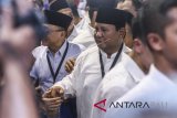 Calon Presiden Prabowo Subianto tiba di gedung KPU untuk mendaftarkan dirinya di Jakarta, Jumat (10/8). Prabowo Subianto-Sandiaga Uno mendaftarkan dirinya ke KPU sebagai pasangan calon Presiden dan Wakil Presiden periode 2019-2024. ANTARA FOTO/Hafidz Mubarak A/wdy/2018.