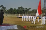 Dirut PT Taspen Iqbal Latanro (kiri) memimpin penghormatan bendera saat Upacara Peringatan HUT RI ke-73 di Stadion Badak, di Pandeglang, Banten, Jumat (17/8). Upacara  peringatan HUT RI yang dihelat PT Taspen, Perum Perindo, dan PT Krakatau Steel Tbk tersebut berlangsung dalam program BUMN Hadir Untuk Negeri dengan tujuan mendekatkan kehadiran BUMN dengan rakyat di pelosok-pelosok Indonesia. ANTARA  FOTO/Asep Fathulrahman/18