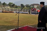 Dirut PT Taspen Iqbal Latanro (kanan) bertindak selaku pemimpin upacara saat Upacara Peringatan HUT RI ke-73 di Stadion Badak, di Pandeglang, Banten, Jumat (17/8). Upacara  peringatan HUT RI yang dihelat PT Taspen, Perum Perindo, dan PT Krakatau Steel Tbk tersebut berlangsung dalam program BUMN Hadir Untuk Negeri dengan tujuan mendekatkan kehadiran BUMN dengan rakyat di pelosok-pelosok Indonesia. ANTARA  FOTO/Asep Fathulrahman/18