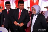 Dirut PT Taspen Iqbal Latanro (tengah) didampingi Dirut perum Perindo Risyanto Suanda (kiri) berincang dengan Deputi Menteri BUMN Lilis Chairiyah (kanan) usai  Upacara Peringatan HUT RI ke-73 di Stadion Badak, di Pandeglang, Banten, Jumat (17/8). Upacara  peringatan HUT RI yang dihelat PT Taspen, Perum Perindo, dan PT Krakatau Steel Tbk tersebut berlangsung dalam program BUMN Hadir Untuk Negeri dengan tujuan mendekatkan kehadiran BUMN dengan rakyat di pelosok-pelosok Indonesia. ANTARA  FOTO/Asep Fathulrahman/18