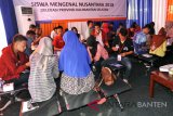 Sejumlah peserta Siswa Mengenal Nusantara (SMN) belajar membuat manik-manik saat acara Pengenalan UMKM (Usaha Mikro Kecil dan Menengah) di Rumah Kreatif BUMN BRI Serang, di Serang, Banten, Sabtu (18/8). Sebanyak 23 siswa SMK, SMA dan siswa berkebutuhan khusus dari Kalimantan Selatan berada di Banten untuk mengikuti rangkaian kegiatan SMN yang dihelat PT Taspen, PT Krakatau Steel Tbk, dan Perum Perikanan Indonesia dalam program BUMN Hadir Untuk Negeri. ANTARA FOTO/Asep Fathulrahman/18